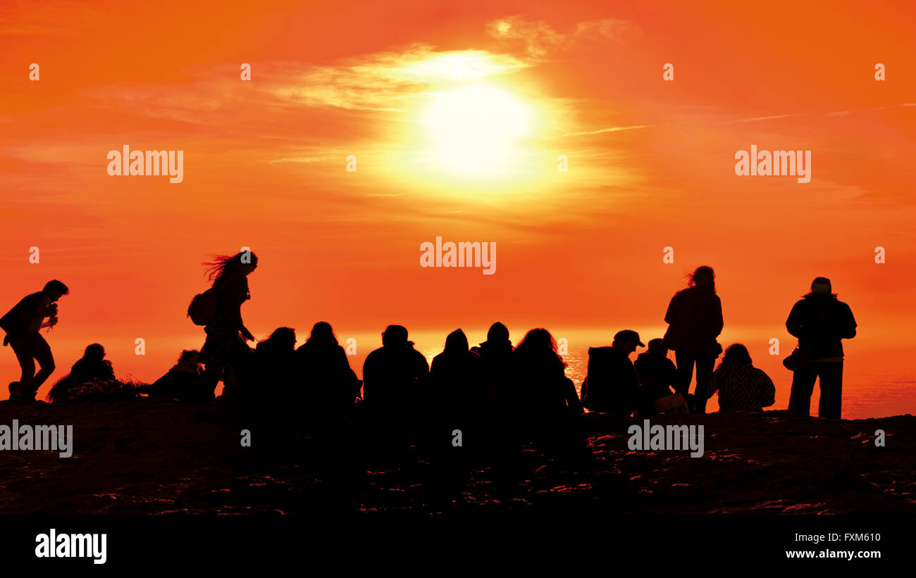 Le Portugal, l'Algarve : Silhouette d'un groupe de personnes qui regardent le coucher du soleil au cap Saint Vincent Banque D'Images