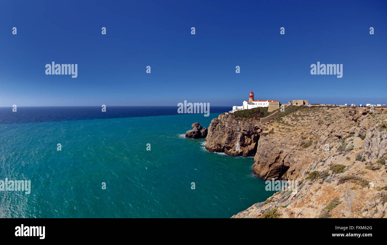 Le Portugal, l'Algarve : latéral et lointain vue sur les falaises et le phare du Cap St Vincent Banque D'Images