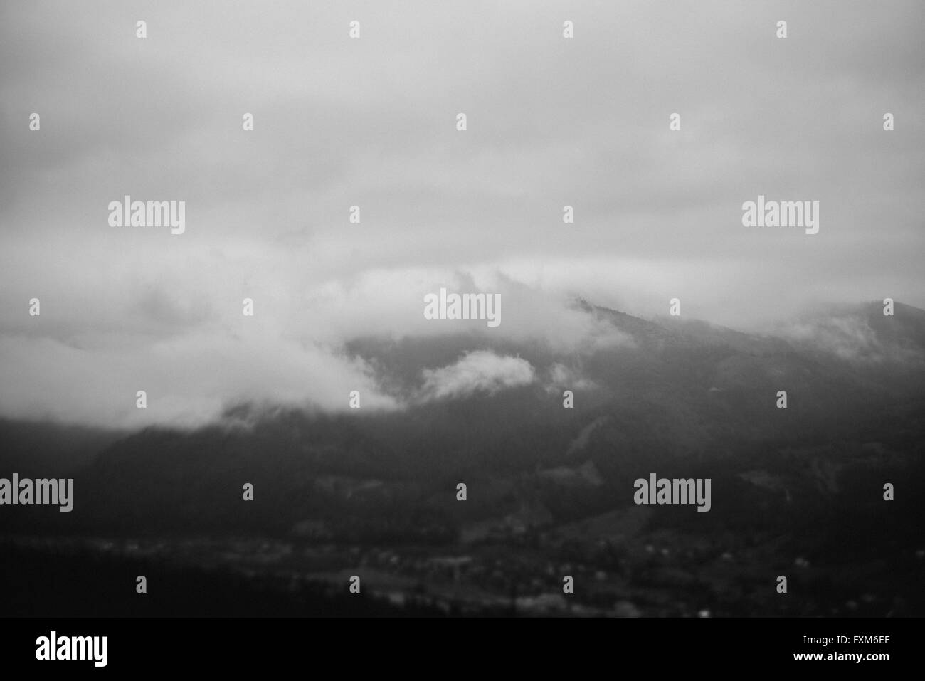 Noir et blanc photo de montagne avec le brouillard, l'Ukraine Banque D'Images