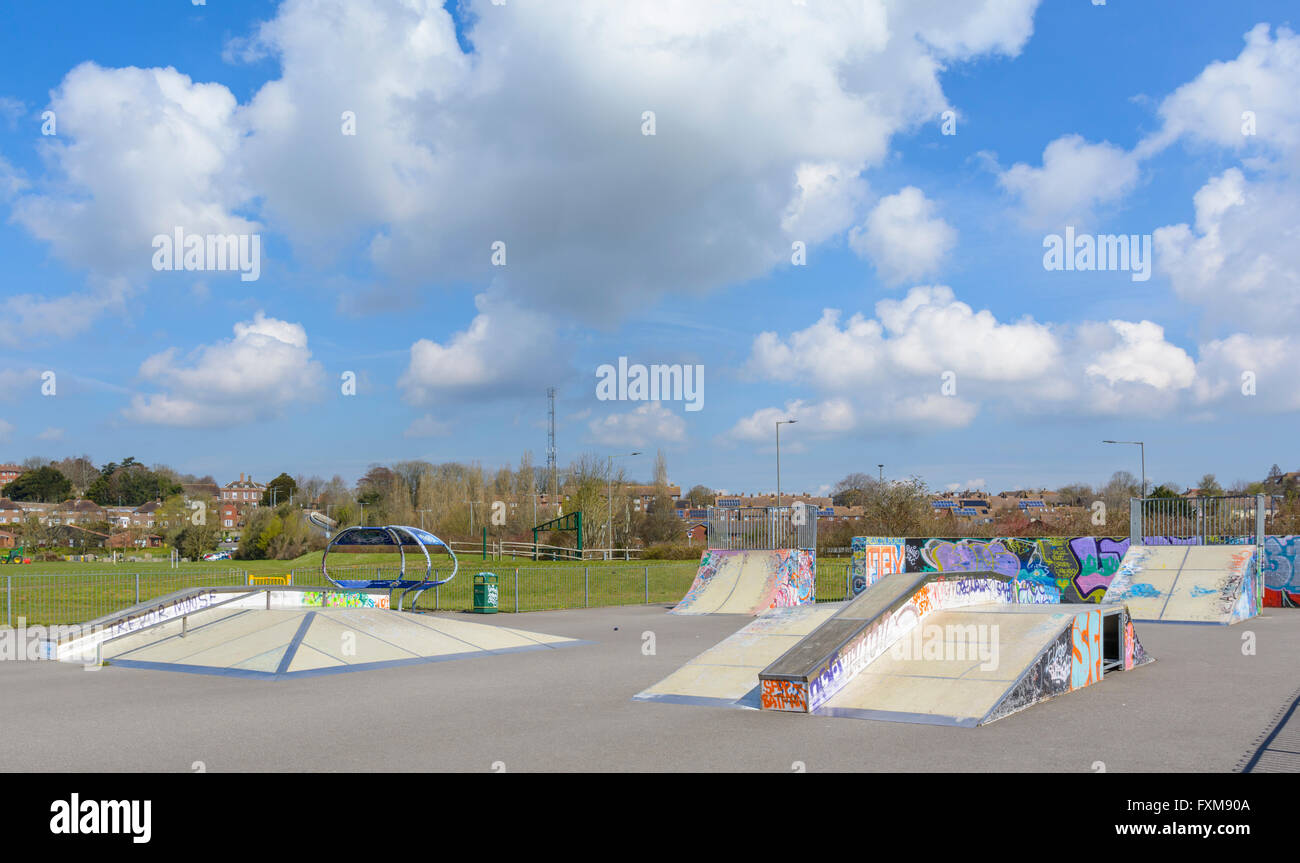Skatepark rampe skateboard montrant à Lewes, East Sussex, Angleterre, Royaume-Uni. Banque D'Images