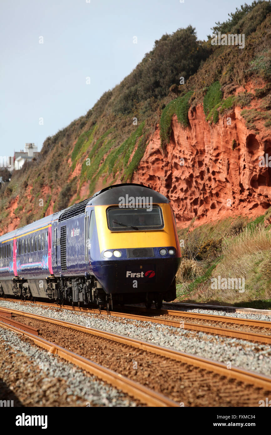 Une locomotive diesel sur le South Devon railway près de Exmouth avec falaises rouges derrière Banque D'Images