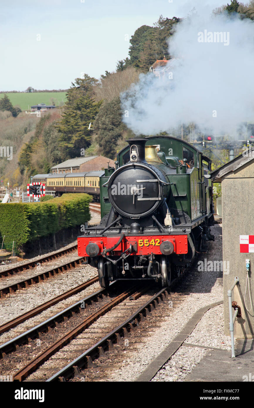 Un train à vapeur, Devon Kingswear approches chargé avec les vacanciers Banque D'Images