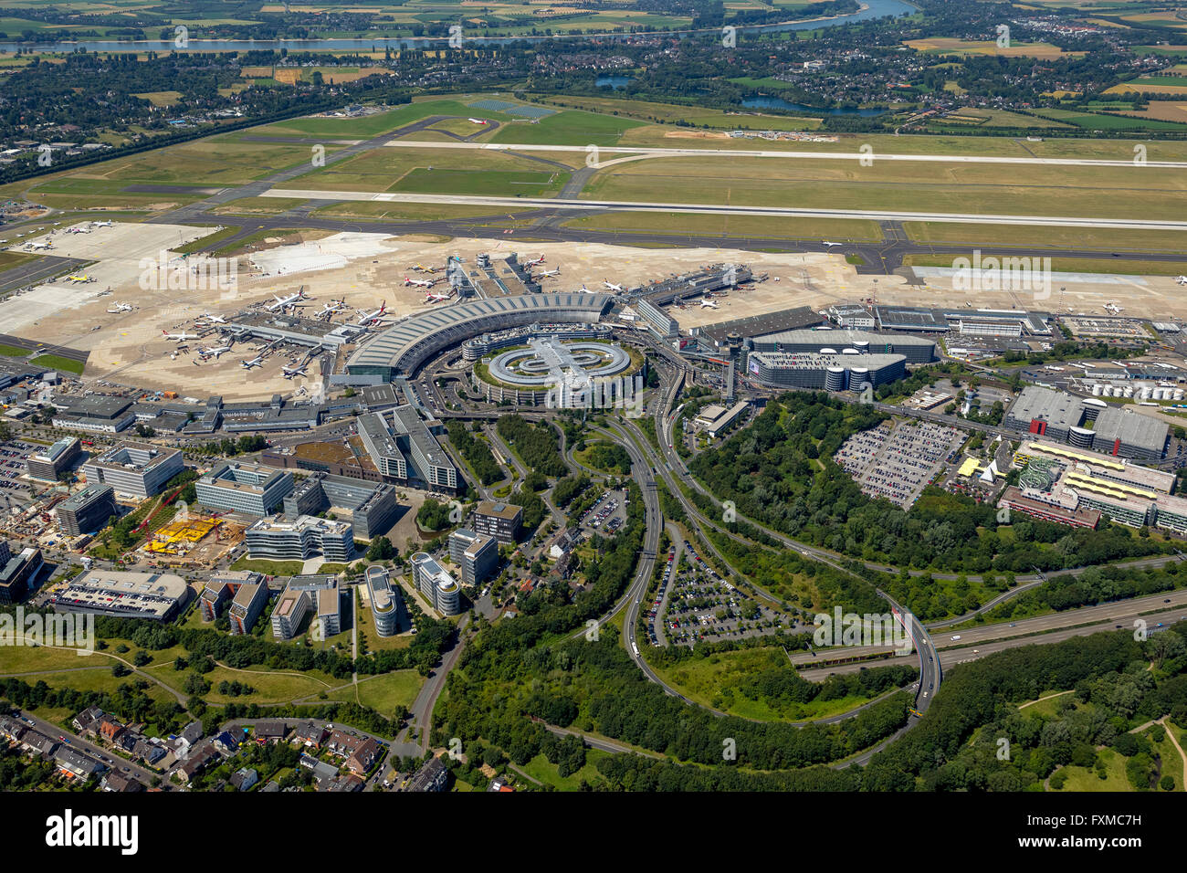 Vue aérienne de l'autoroute, l'Aéroport International de Düsseldorf connexion, DHS, portes et panneaux d'entrée de l'avion, halls des départs, Banque D'Images