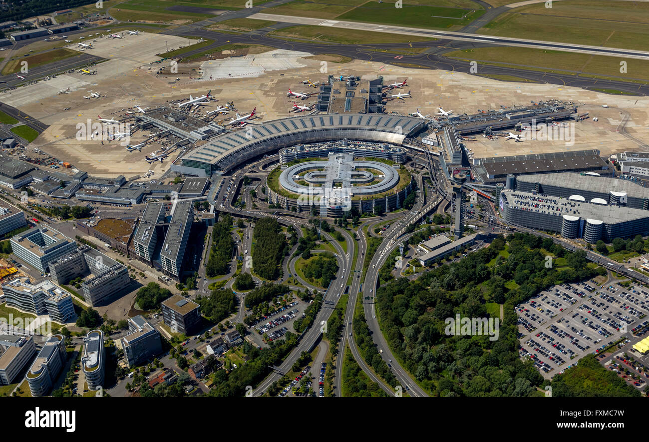 Vue aérienne de l'autoroute, l'Aéroport International de Düsseldorf connexion, DHS, portes et panneaux d'entrée de l'avion, halls des départs, Banque D'Images