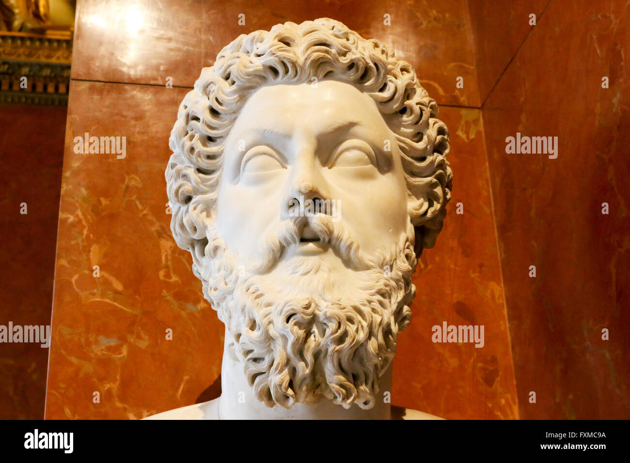 En tête de la sculpture grecque d'aile Sully du musée du Louvre, Paris, France. Banque D'Images
