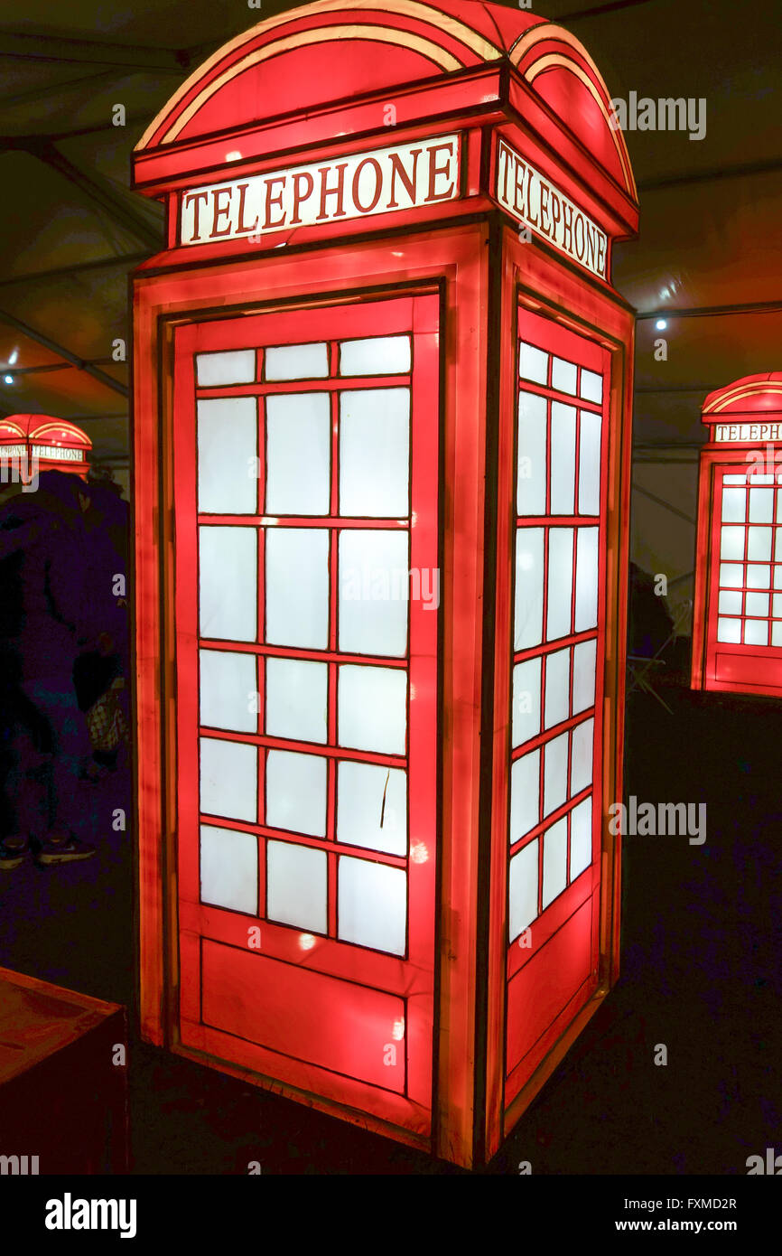 Une cabine téléphonique anglaise traditionnelle à la Lanterne Magique Chinois Festival célèbre l'année du singe à Chiswick Park à Londres. Banque D'Images