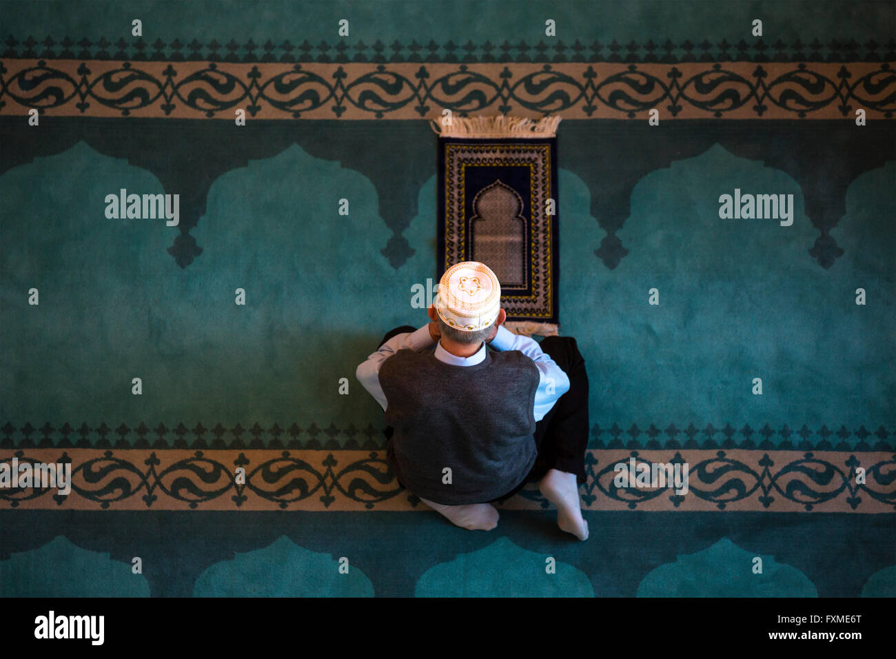 Vue de dessus de Musulmans priant dans la Mosquée Banque D'Images