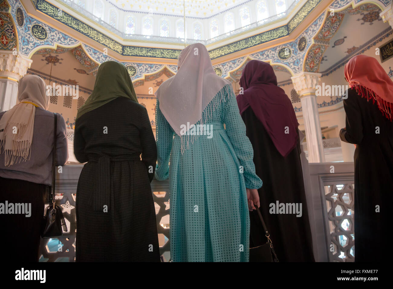 Les femmes musulmanes d'observer la Cathédrale Mosquée de Moscou, Russie Banque D'Images