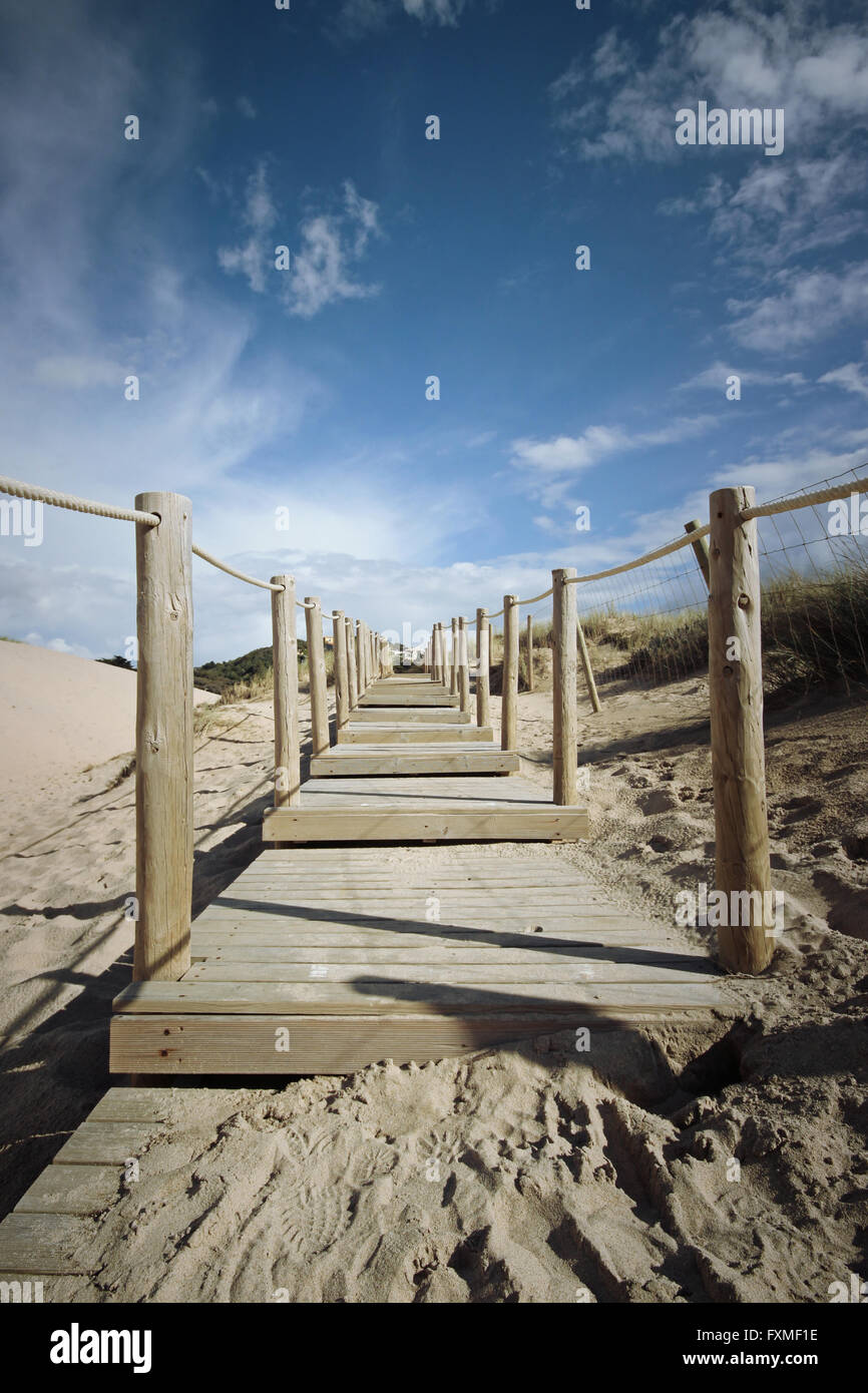 Chemin en bois à la plage sur les dunes. La plage de Guincho à Cascais, Portugal Banque D'Images