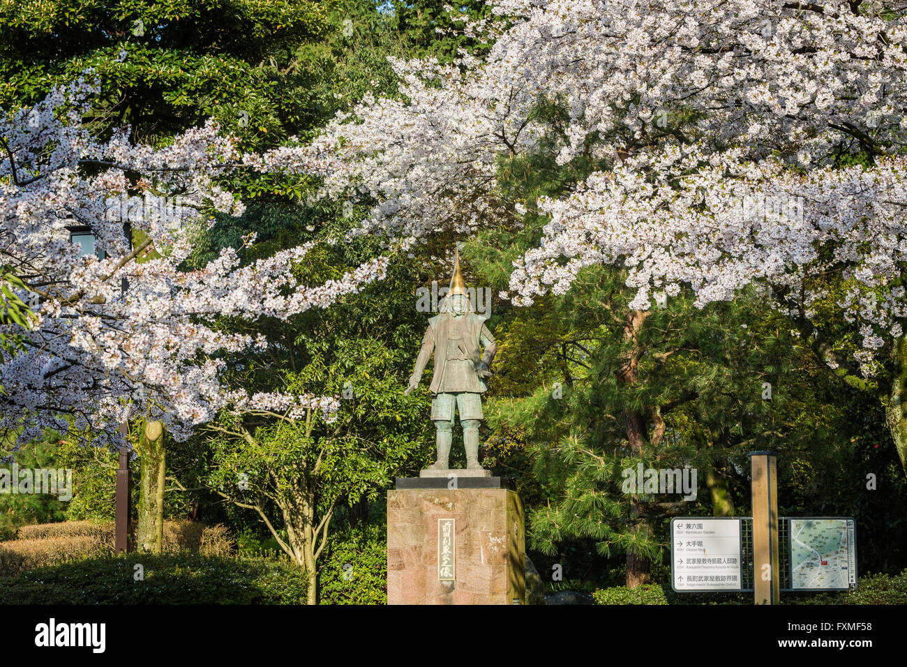 Maeda Toshiie statue sur le parc du château de Kanazawa, Kanazawa, Japon Banque D'Images
