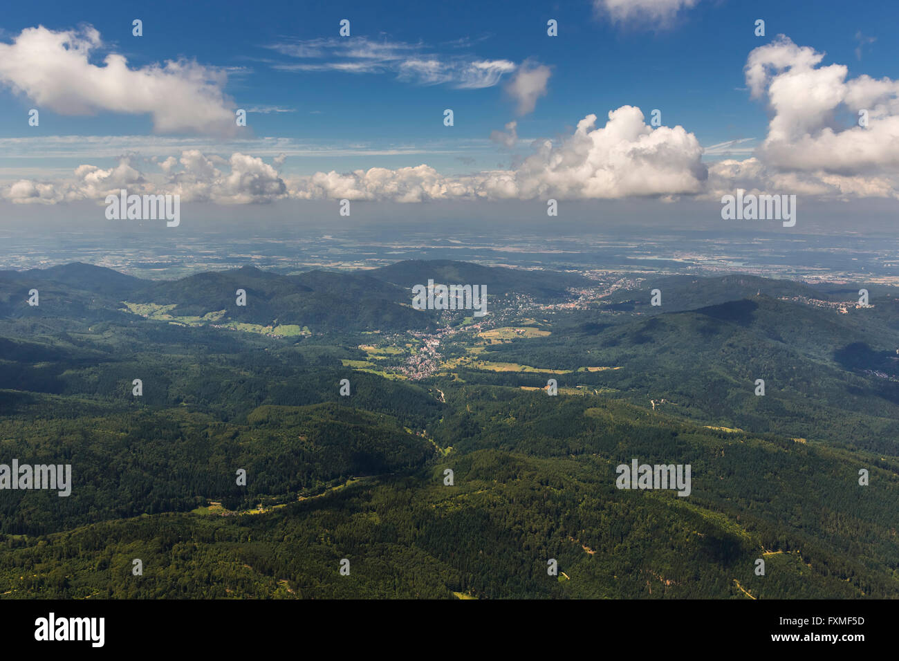 Vue aérienne, les vallées de la Forêt Noire avec des nuages, Weisenbach, Bade-Wurtemberg, Allemagne, Europe, vue aérienne, les oiseaux-lunettes de vue, Banque D'Images
