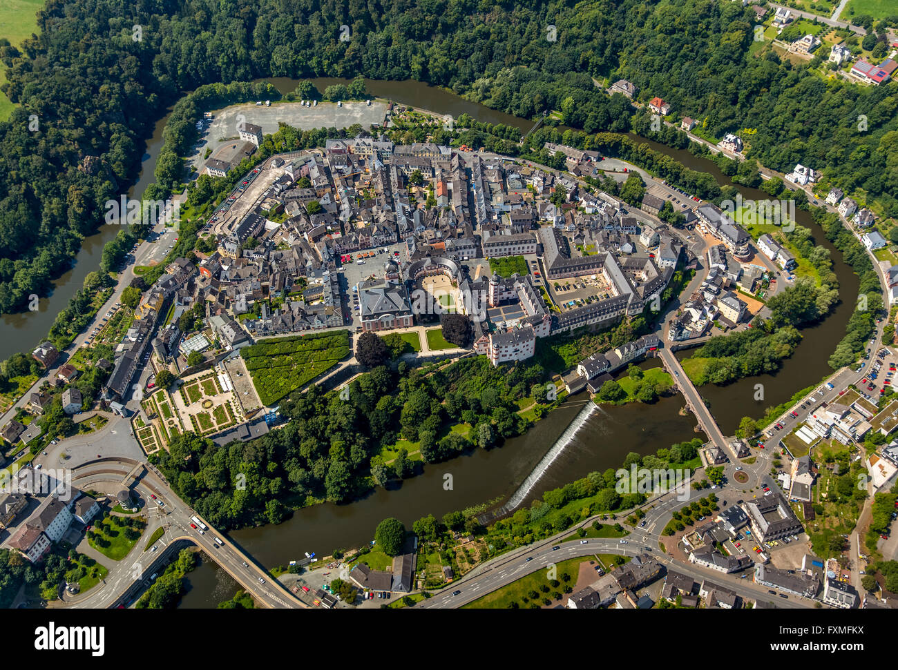 Vue aérienne, château Renaissance Weilburg Weilburg, château, Château baroque, Ancien hôtel de ville et église de château avec tour,rivière Lahn Banque D'Images