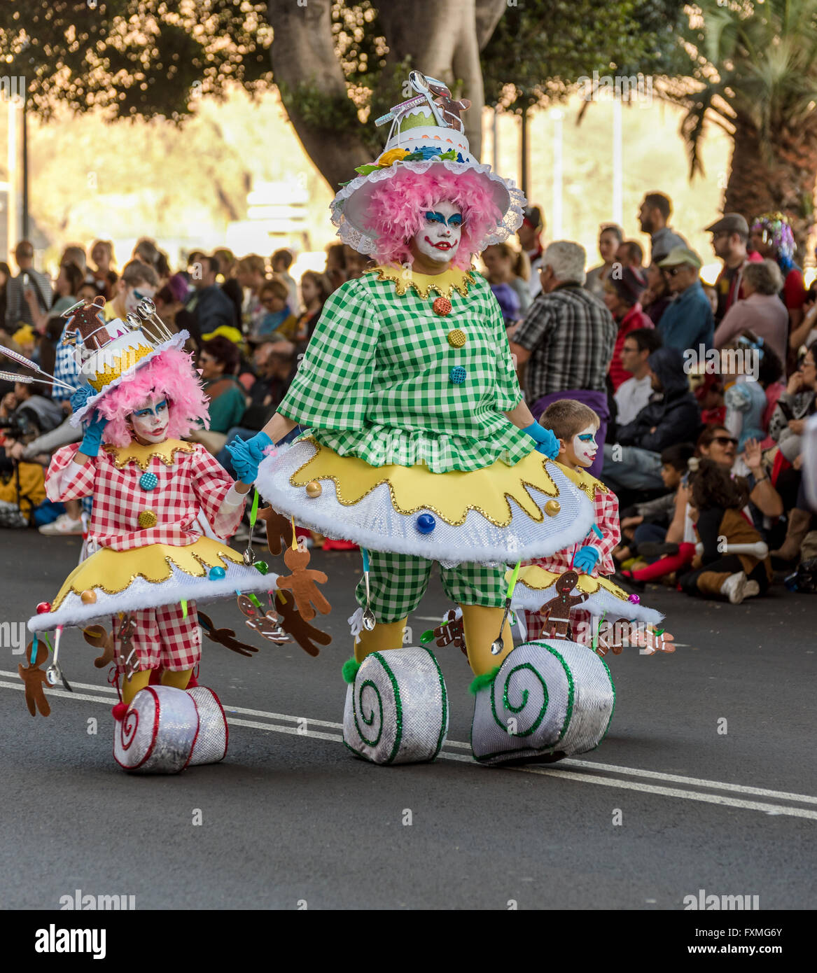 Mère et enfants en costume, défilé, Carnaval de Santa Cruz de Ténérife Banque D'Images