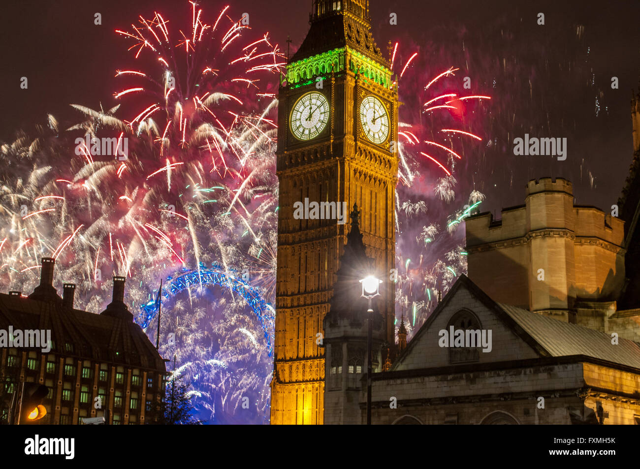 D'Artifice Nouvel An Londres Londres explose dans une mer de feu d'artifice sur Big Ben et le London Eye sur Banque D'Images