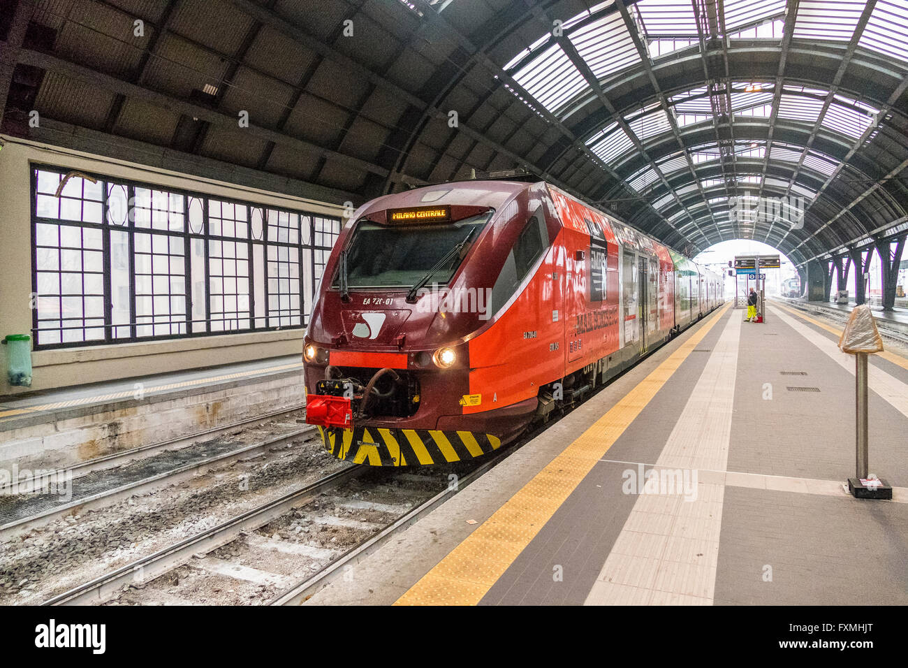 En train La Gare Centrale de Milan, Milan, Italie Banque D'Images