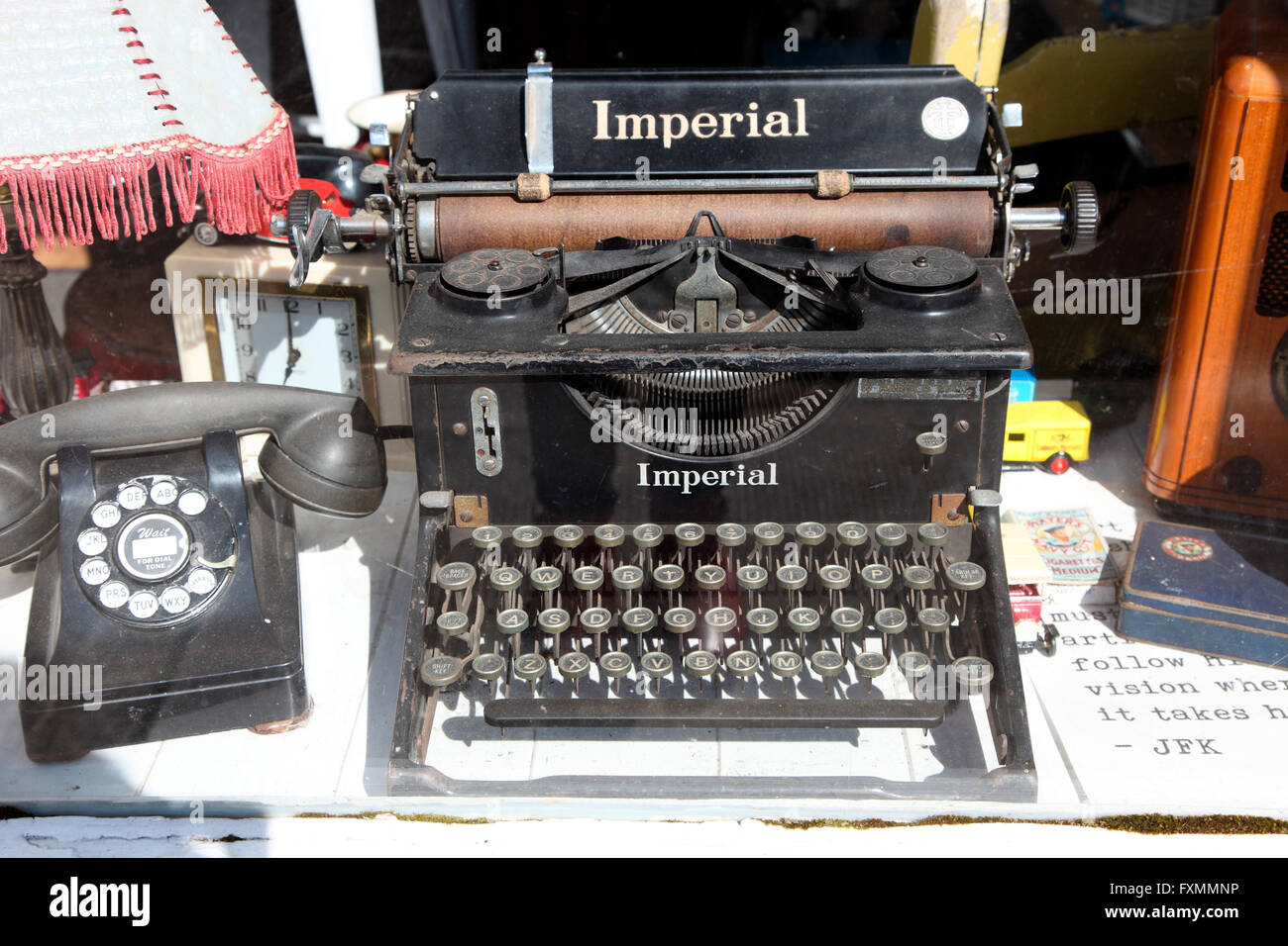 Impérial Antique machine à écrire dans la fenêtre de restauration d'antiquités à Moneygall Banque D'Images