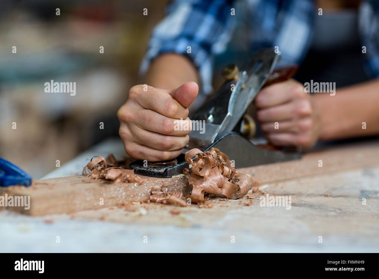 Female carpenter un nivellement avec jack avion bois Banque D'Images