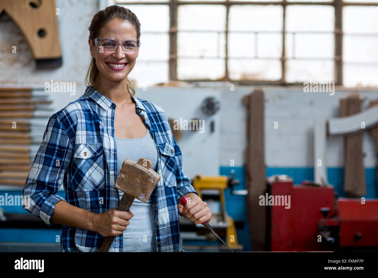 Female Carpenter à l'aide d'un ciseau et Maillet Banque D'Images