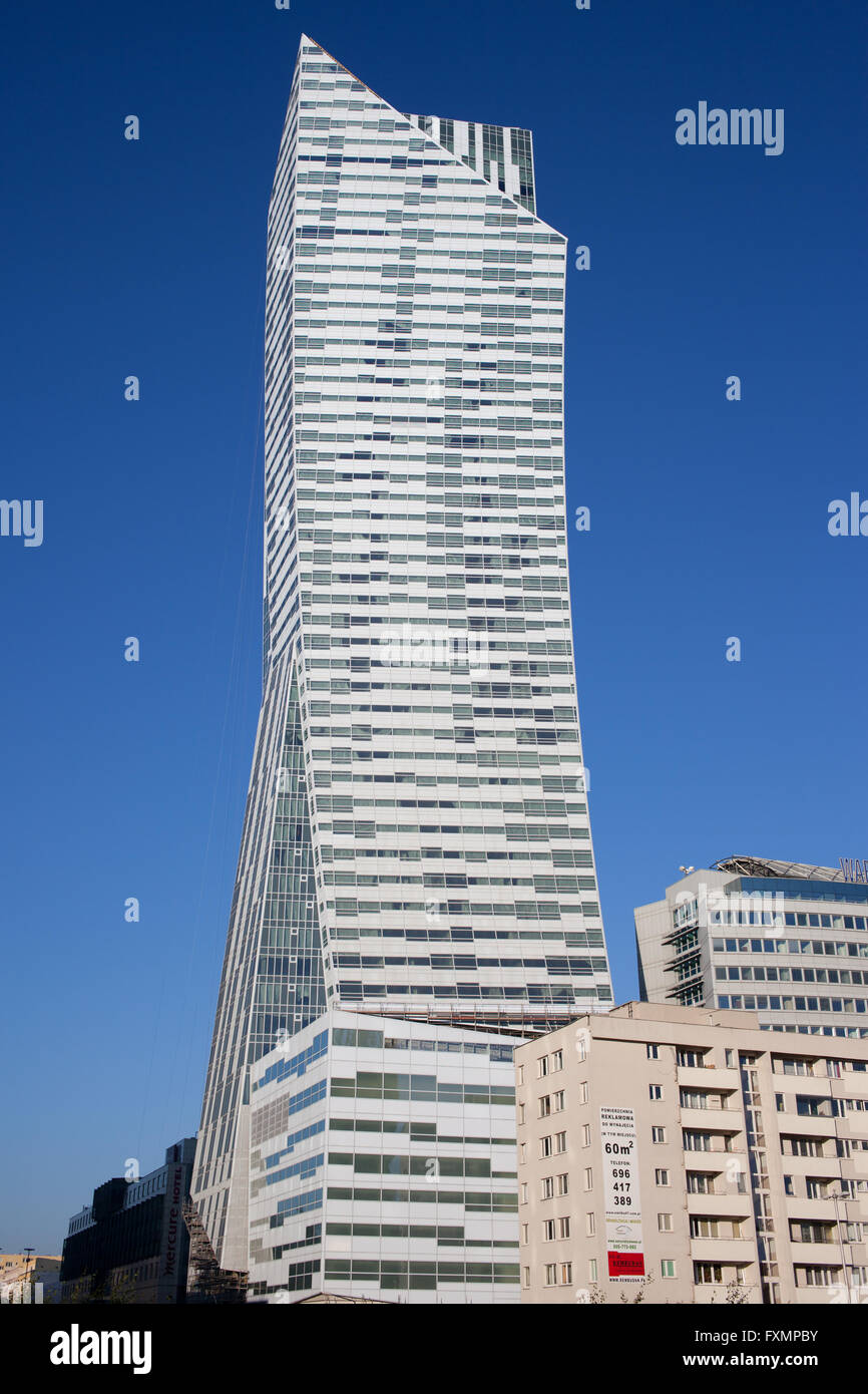 La Pologne, la ville de Varsovie, Zlota 44 gratte-ciel résidentiel de Daniel Libeskind, moderne, l'architecture contemporaine Banque D'Images
