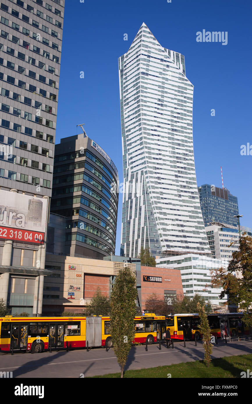 La Pologne, la ville de Varsovie, Zlota 44 gratte-ciel résidentiel de Daniel Libeskind, moderne, l'architecture contemporaine, d'autobus sur l'autobus sto Banque D'Images
