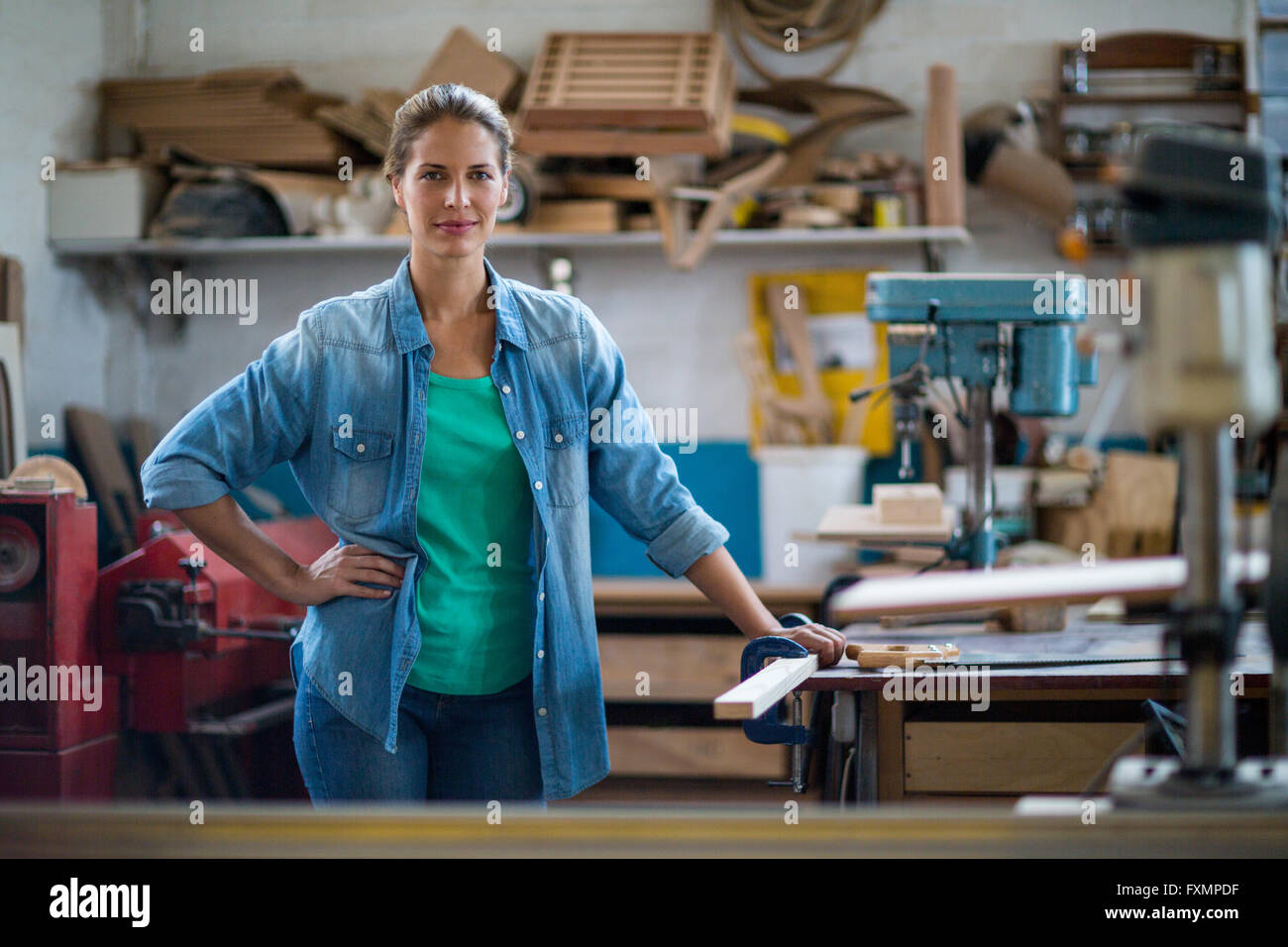 Portrait of female carpenter in workshop Banque D'Images