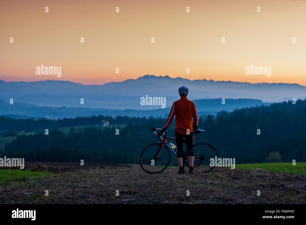 Cycliste regardant le panorama des montagnes de Tatra juste après le coucher du soleil dans le sud de la Pologne Banque D'Images