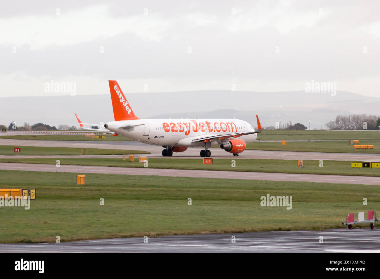 EasyJet Airbus A319 avion de passagers à fuselage étroit (G-EZWW) roulage sur l'Aéroport International de Manchester à tarmac. Banque D'Images