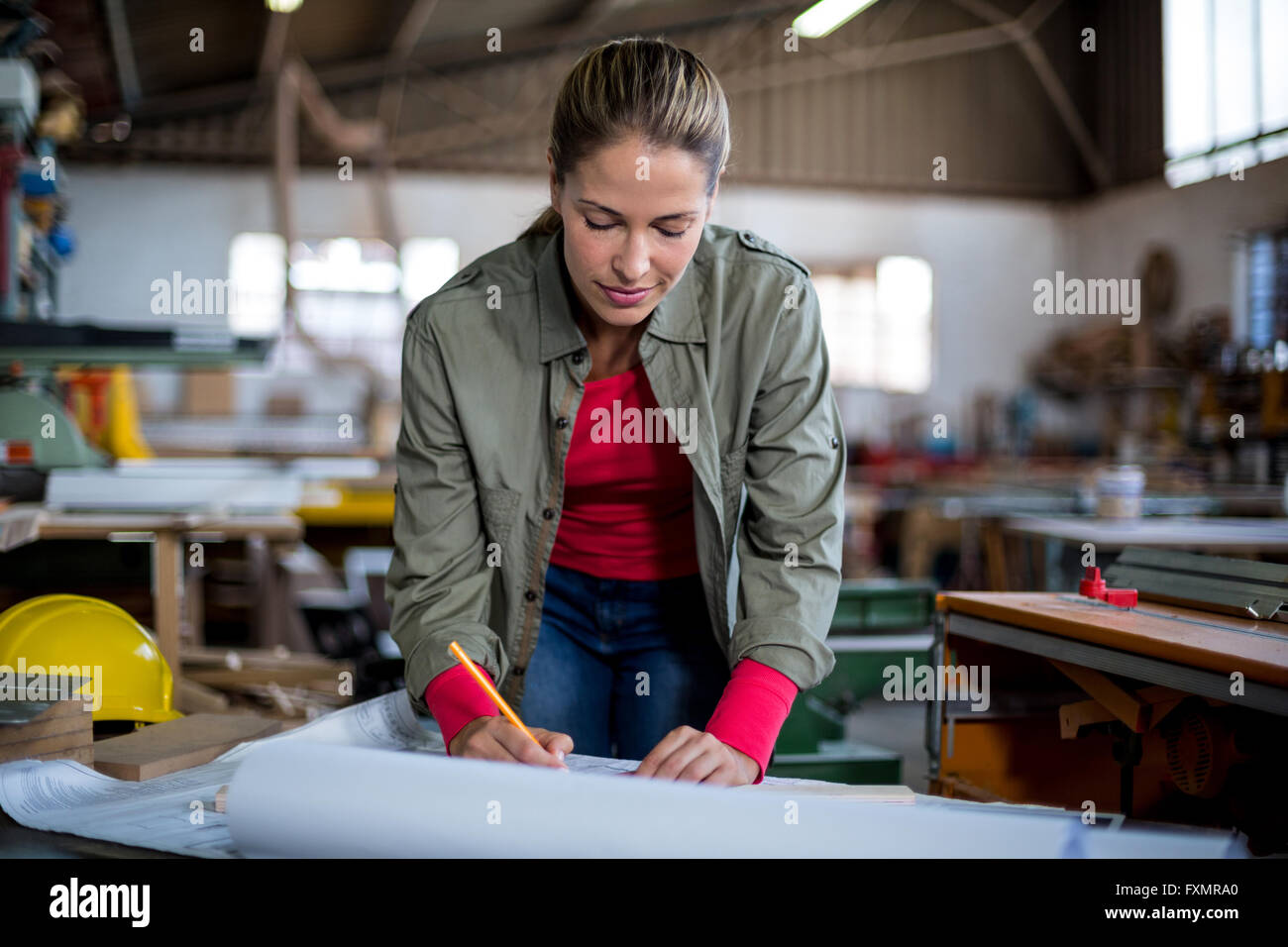 Female carpenter marquage sur plan Banque D'Images
