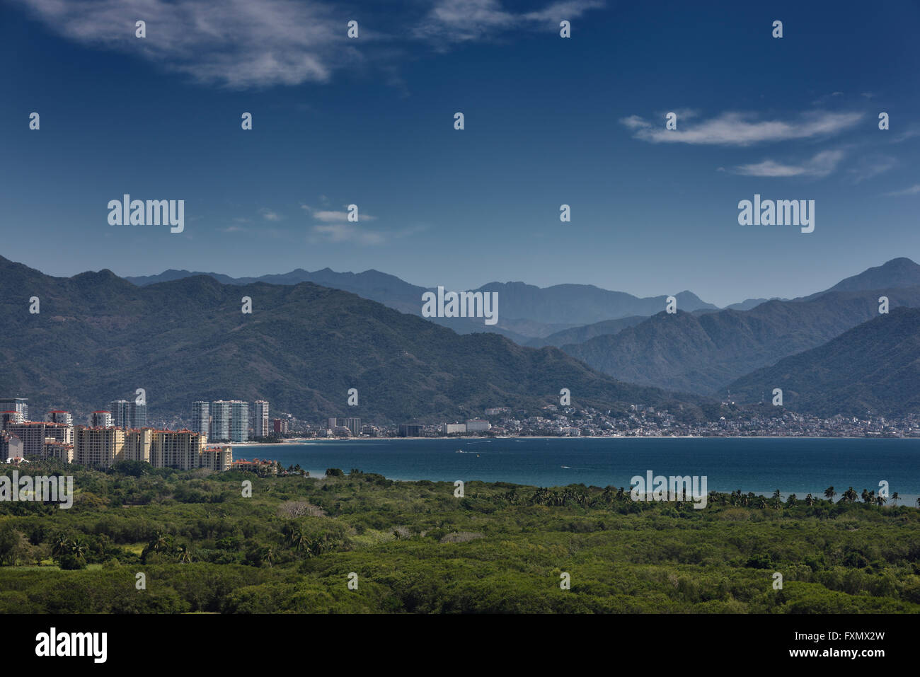 Les tours d'hôtels Puerto Vallarta sur Banderas Bay avec des montagnes de la Sierra Madre Banque D'Images