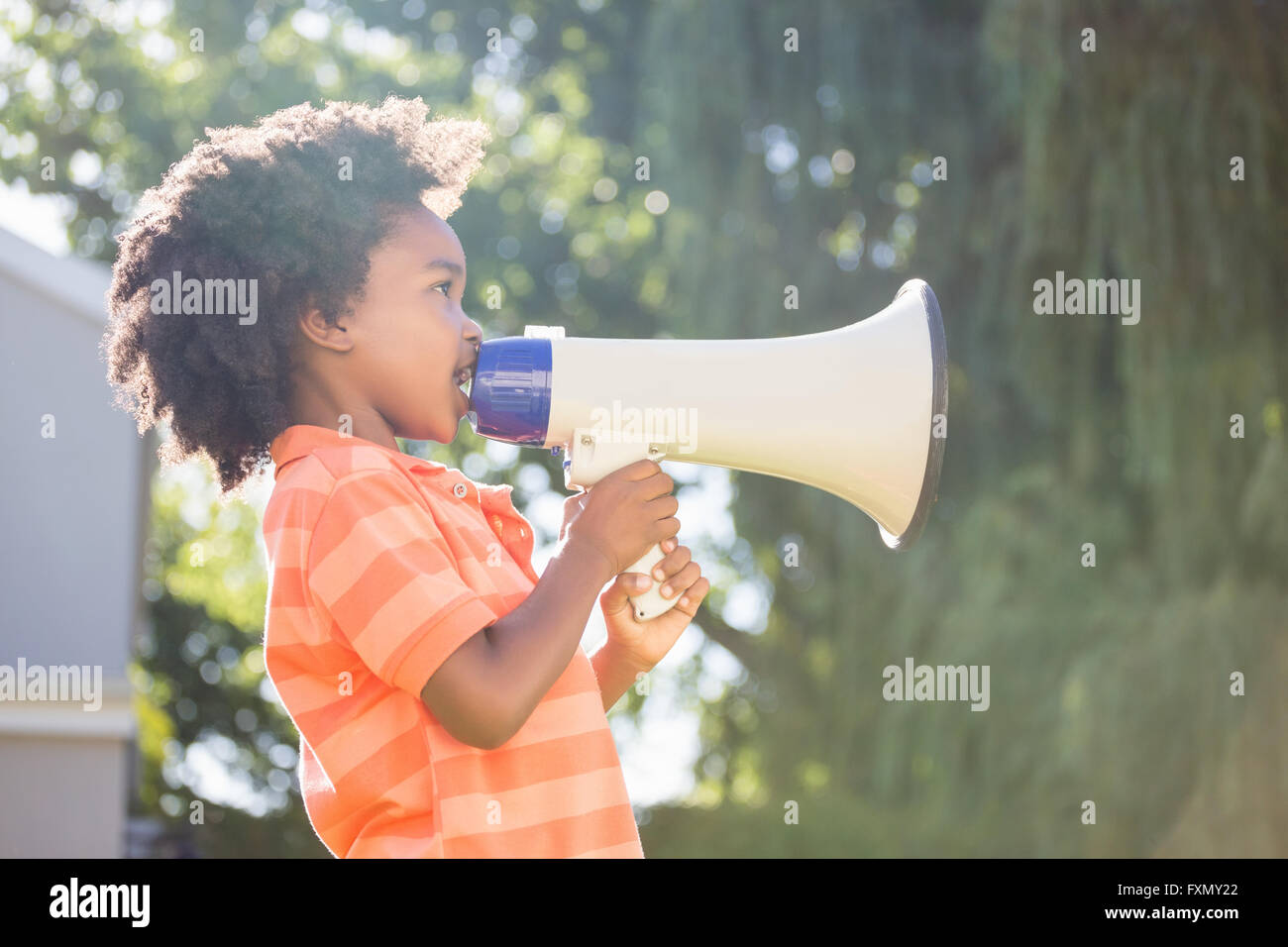 Joli garçon de race mixte intervenant sur un mégaphone Banque D'Images