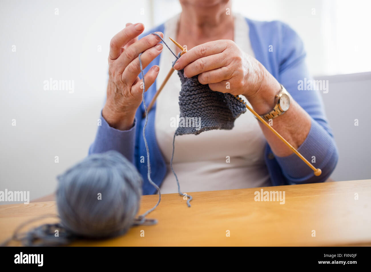 Senior woman knitting Banque D'Images