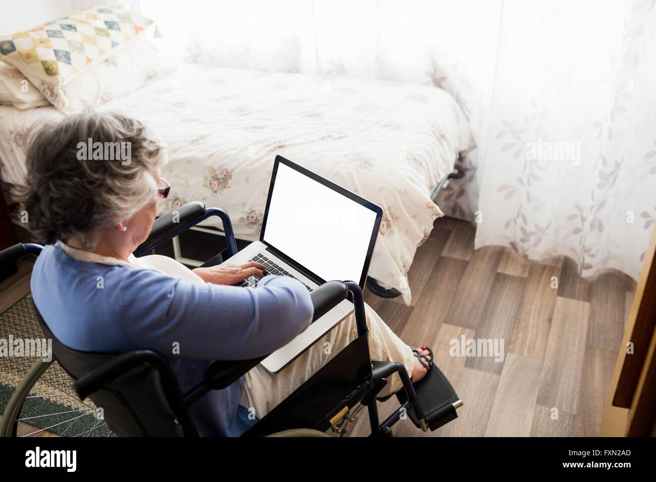 Senior woman using a laptop Banque D'Images