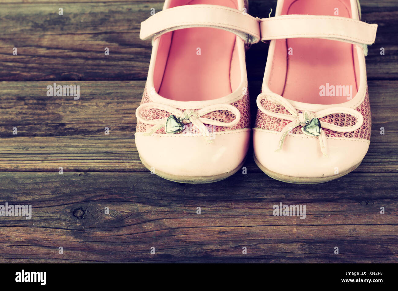 Chaussures fille sur terrasse en bois-de-chaussée. image filtrée. Banque D'Images