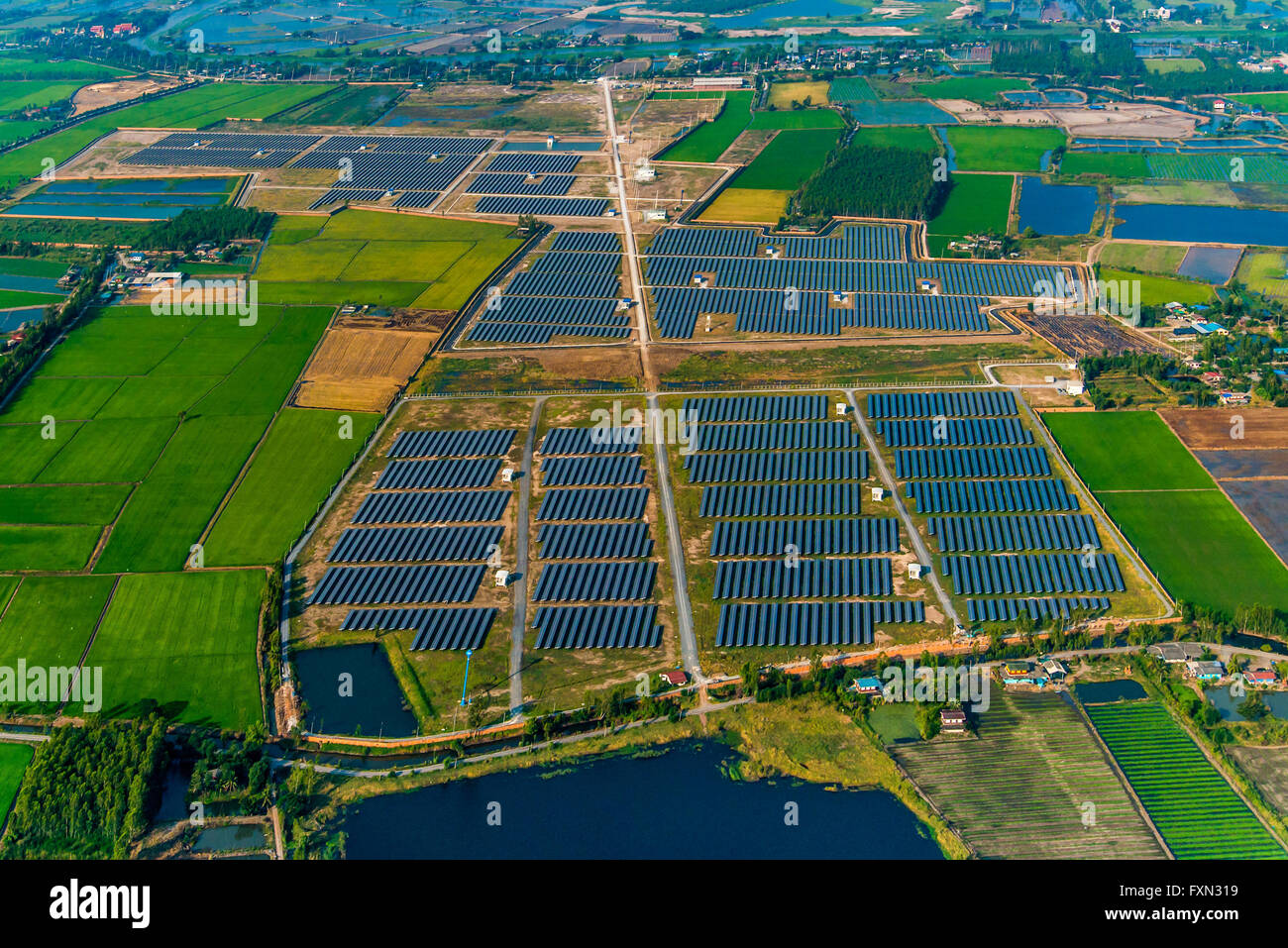 Ferme solaire, panneaux solaires vue aérienne Banque D'Images