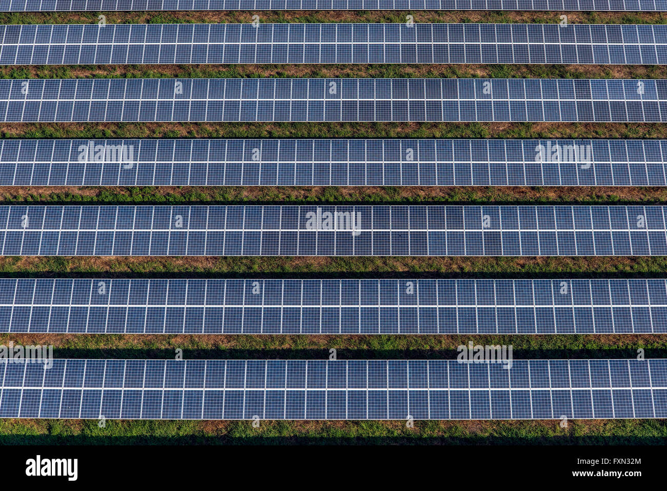 Ferme solaire, panneaux solaires vue aérienne Banque D'Images