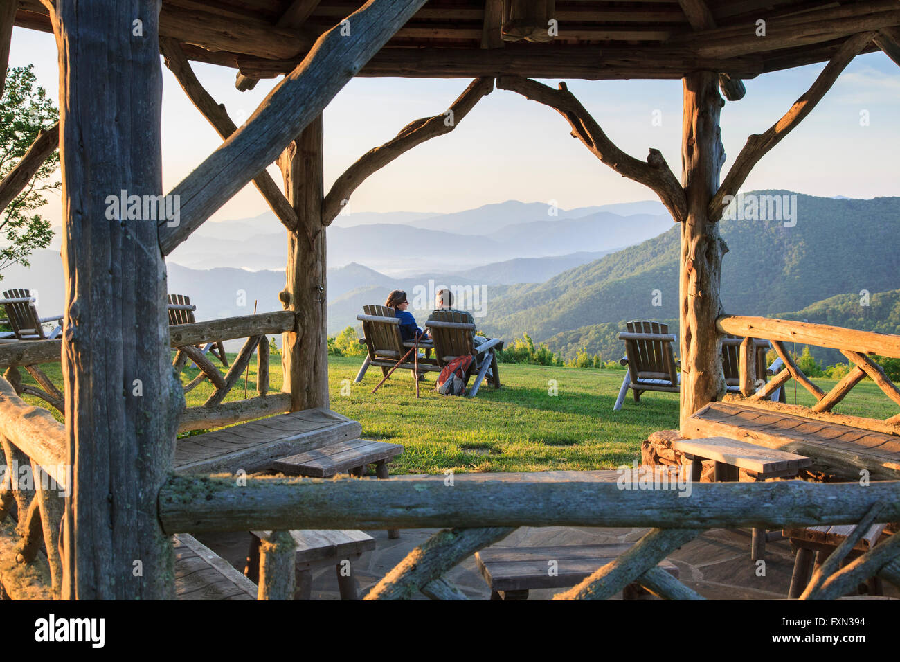 Couple en montagne près de Smoky Mountains National Park, Maggie Valley, North Carolina, USA Banque D'Images