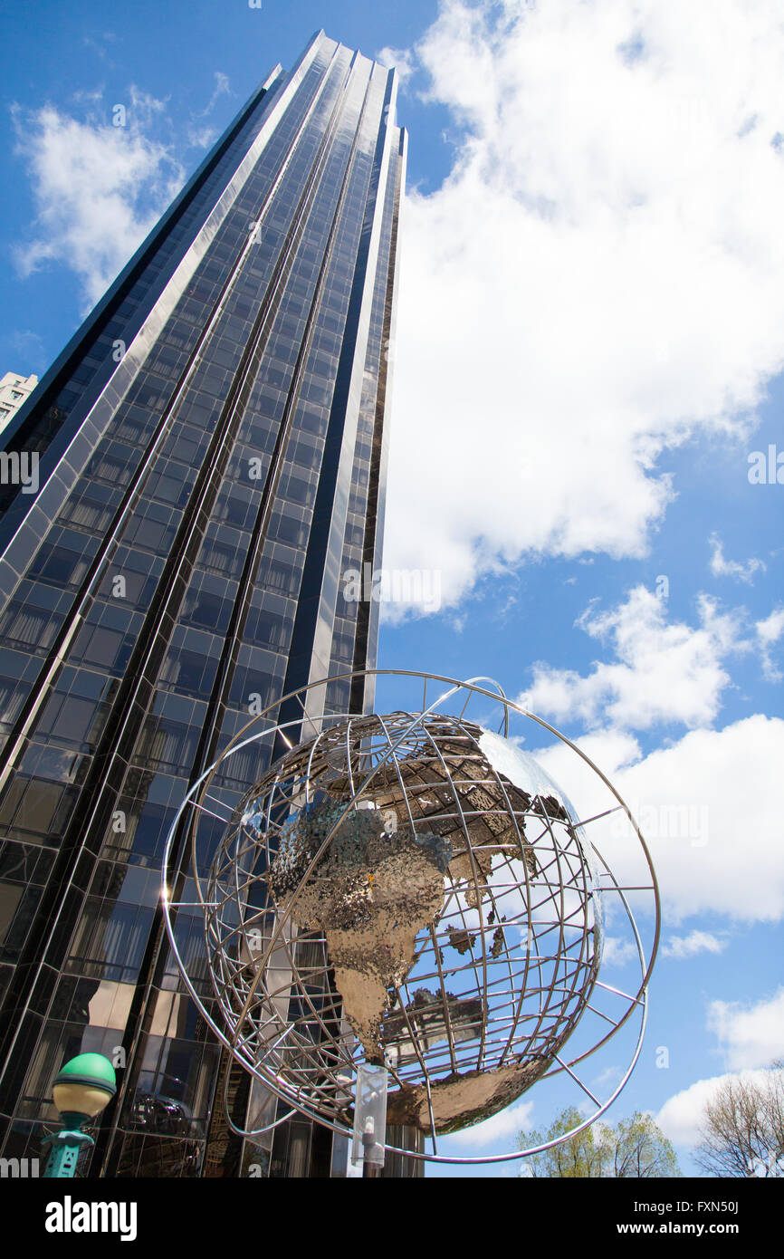 Globe en acier inoxydable à l'extérieur de Columbus Circle Trump International Hotel, Manhattan, New York City, États-Unis d'Amérique. Banque D'Images