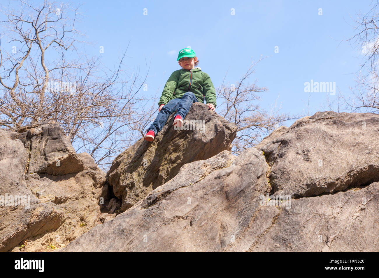 Six ans escalade rochers dans Central Park, New York City, États-Unis d'Amérique. Banque D'Images