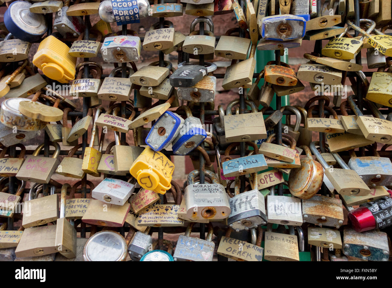 Romance - Love locks sur l'escrime regroupé pour l'amour et le concept de relation. Notez que tous les logos ont été supprimés. Banque D'Images