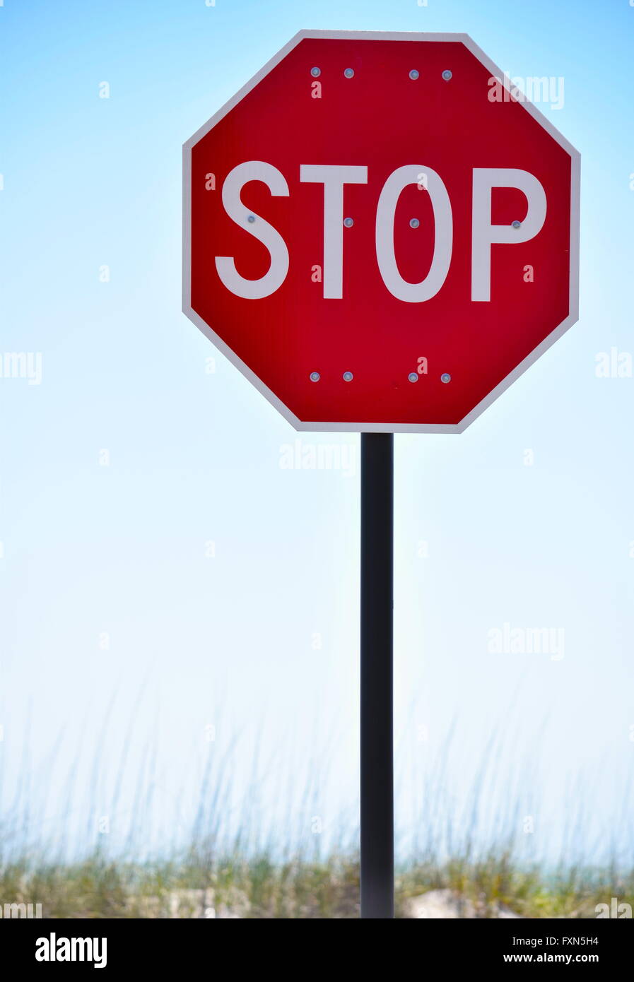 Panneau d'arrêt à l'arrière-plan dune plage Banque D'Images