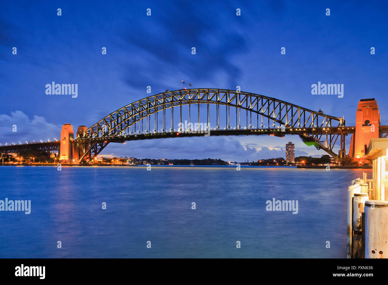 Vue lat rale du pont du port de Sydney contre l eau et bleu ciel