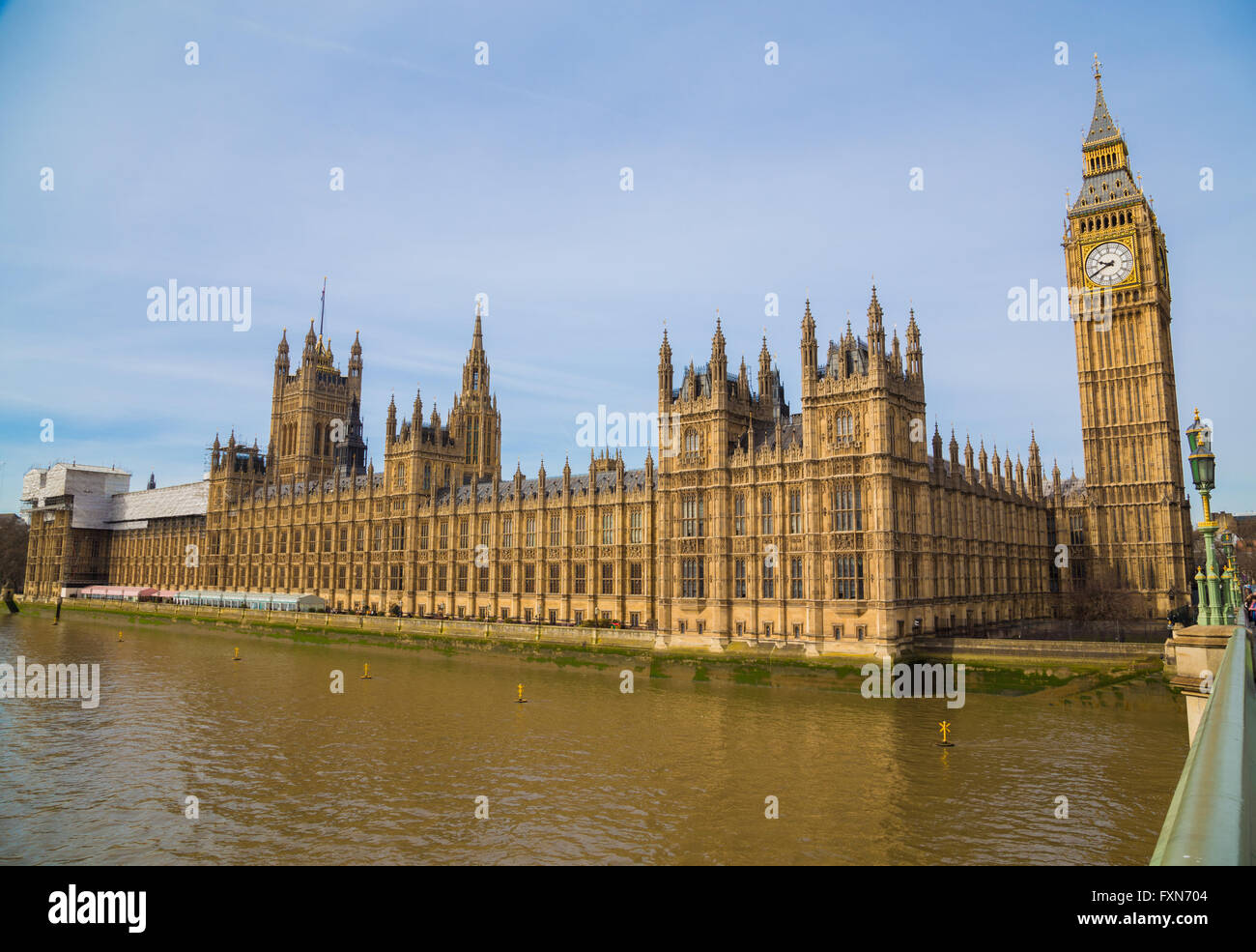 Une vue latérale du Palais de Westminster à Londres au cours de la journée. Il y a de l'espace pour le texte Banque D'Images