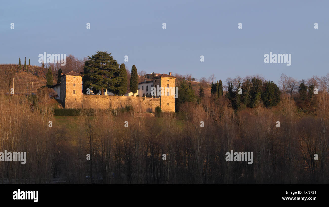 Vue d'hiver de la cité médiévale, château de Trussio Cormons, Friuli, Italie Banque D'Images