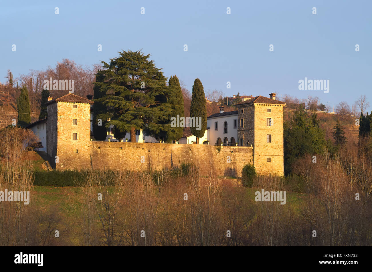 Vue d'hiver de la cité médiévale, château de Trussio Cormons, Friuli, Italie Banque D'Images
