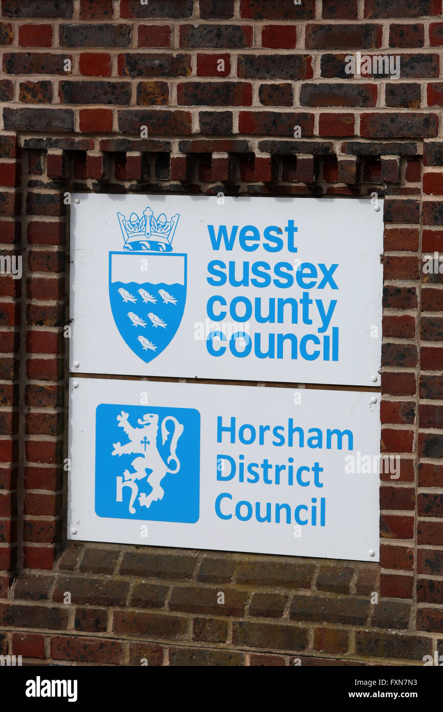 Vues générales du West Sussex County Council et du Conseil du District de Horsham bureaux à Horsham, West Sussex, UK. Banque D'Images
