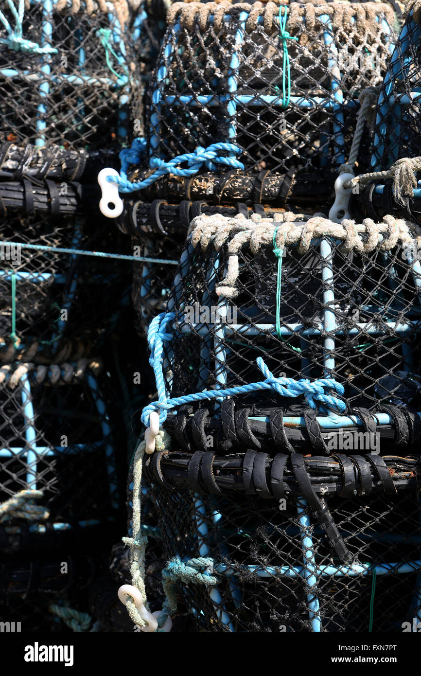 Les filets de pêche et des pièges qui est représenté sur la rive et prêt à l'emploi au port de souverain, Eastbourne, East Sussex, UK. Banque D'Images
