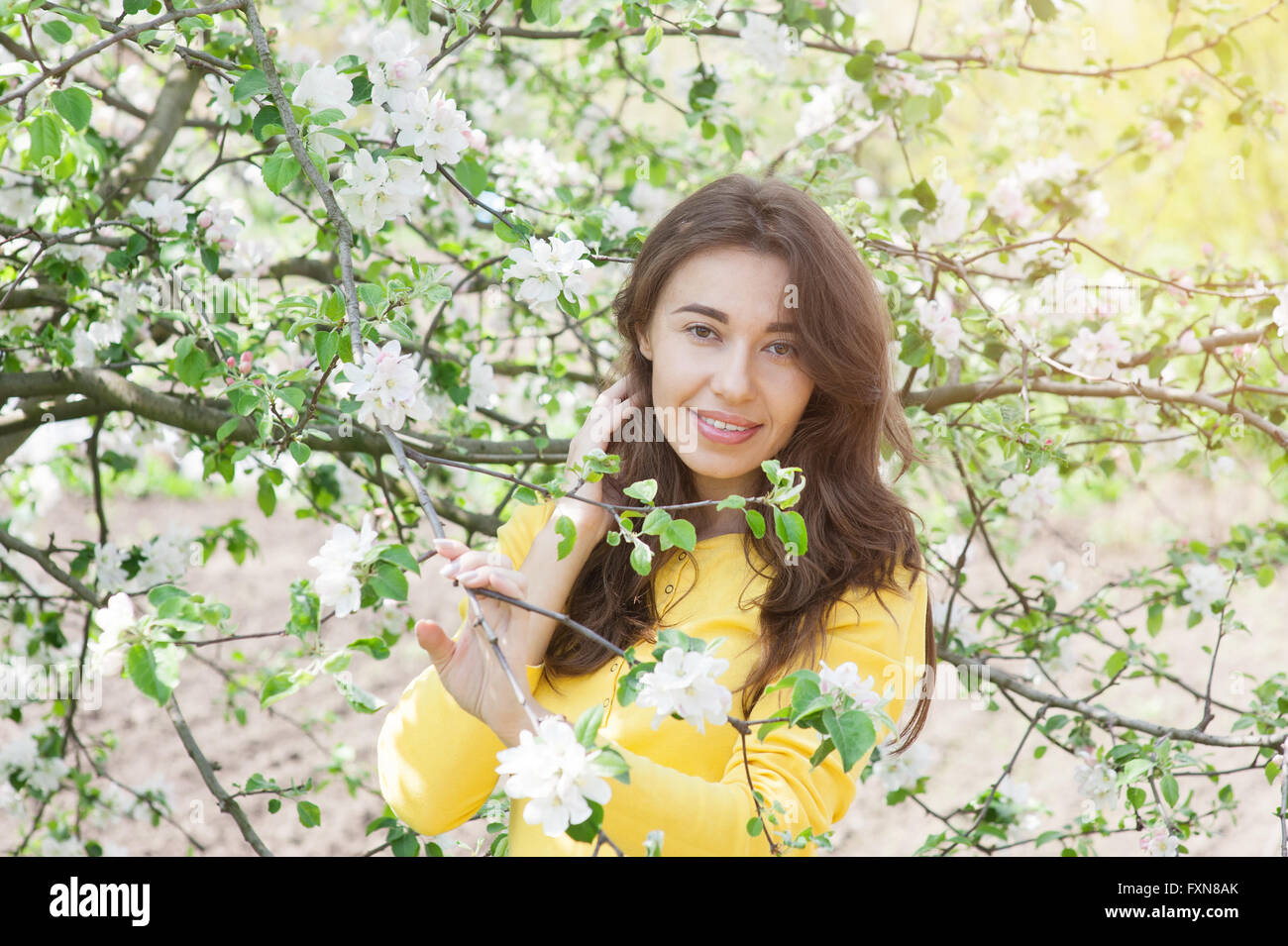 Portrait de jeune femme au jardin fleuri Banque D'Images