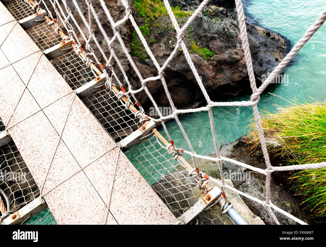 Traverser le pont de corde, de l'Irlande Banque D'Images