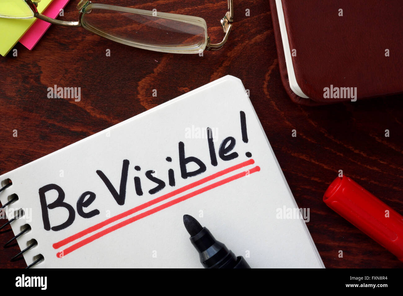 Être visible écrit dans un cahier. Concept de motivation. Banque D'Images