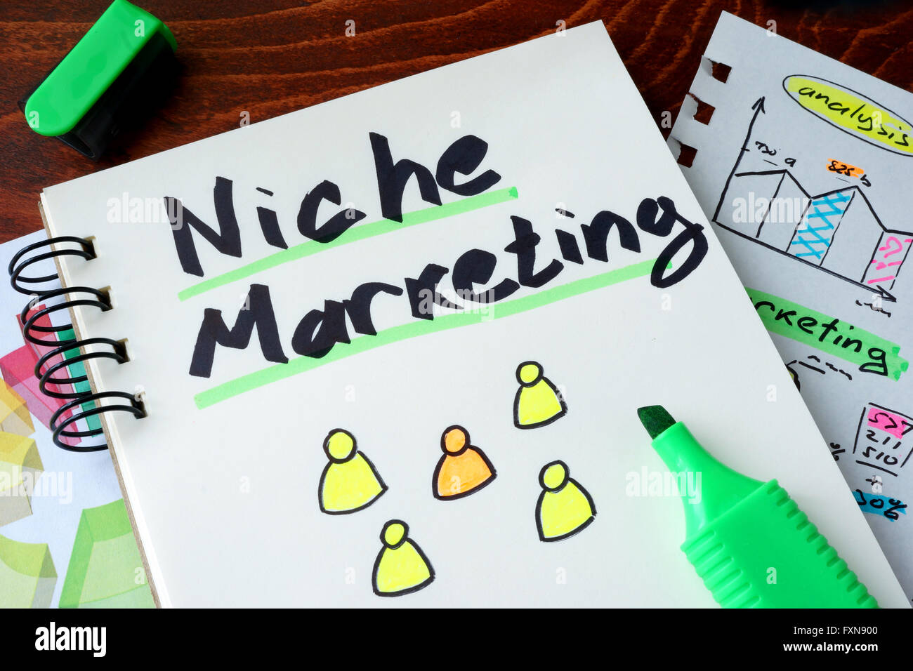 Bloc-notes avec de signer la vente de place sur un fond de bois. Banque D'Images